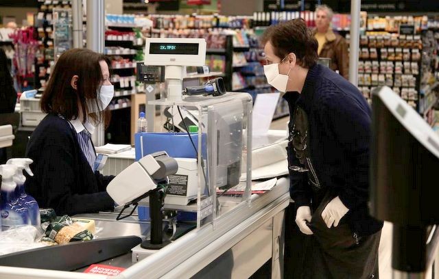 Ανοικτά την τελευταία Κυριακή του χρόνου σούπερ μάρκετ και καταστήματα με click away