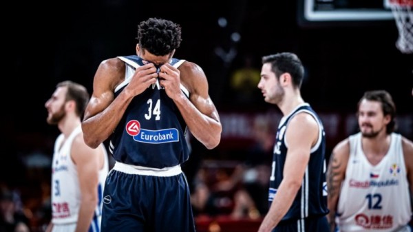 ΕΛΛΑΔΑ ΤΣΕΧΙΑ 84-77: Δίκαια εκτός Μουντομπάσκετ λόγω αστοχίας και ... διαιτησίας!