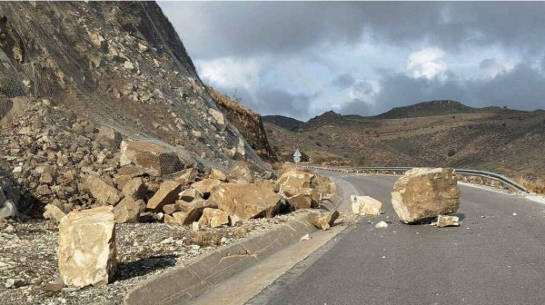 ΕΥΒΟΙΑ: Διακοπή κυκλοφορίας λόγω πτώσης βράχων σε δρόμο του Δήμου Κύμης- Αλιβερίου