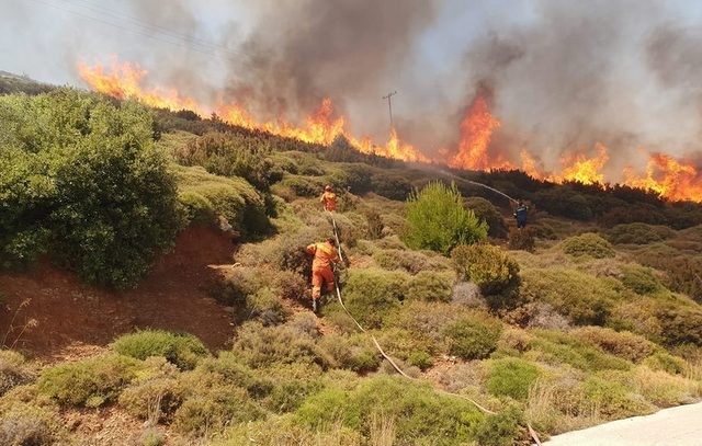 ΚΑΡΥΣΤΟΣ: Συνεχίζει να καίει η φωτιά που ξέσπασε λίγο μετά τα μεσάνυχτα