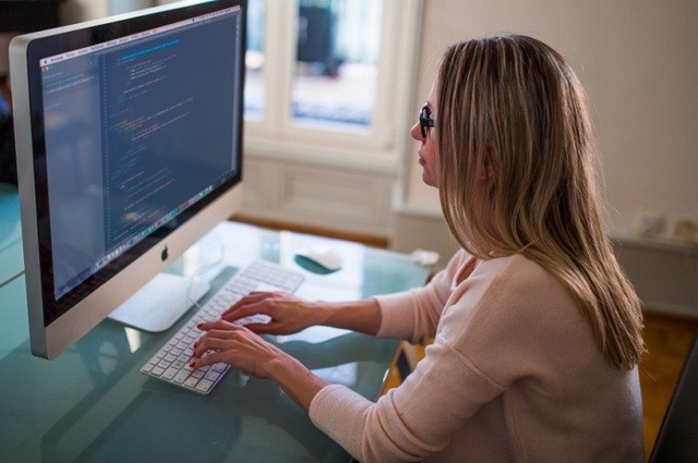 Απόφαση-σταθμός για το Δημόσιο: Διάλειμμα 15 λεπτών για κάθε δίωρο μπροστά από υπολογιστή