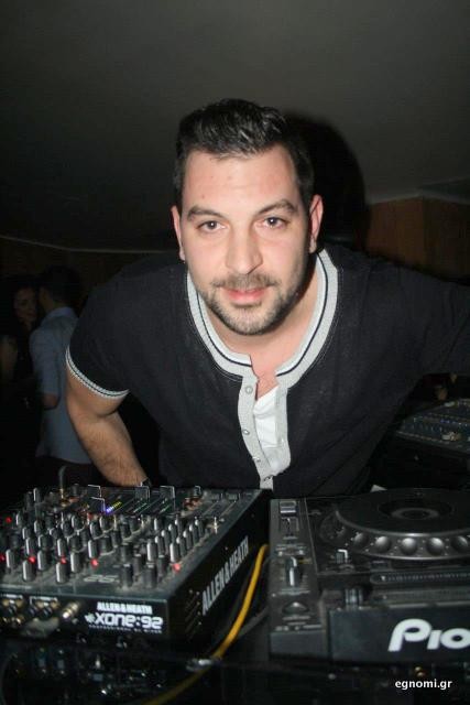 Ξενιτεύεται στη Γερμανία