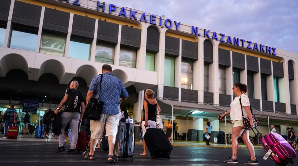 Θεριακλής πήγε να μπει με αναμμένο τσιγάρο στο αεροπλάνο και συνελήφθη!