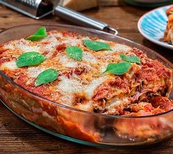 Μελιτζάνες φούρνου με σάλτσα, ζαμπόν και τυριά