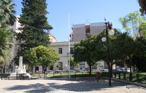 Καθαρίζουν την πλατεία του Αγίου Νικολάου στη Χαλκίδα