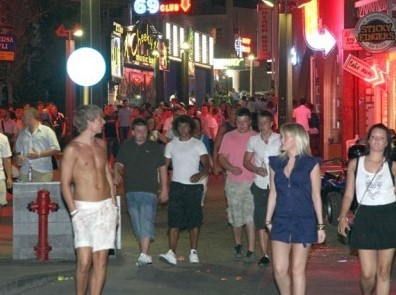 Κυκλοφορούσε ολόγυμνος στο δρόμο!