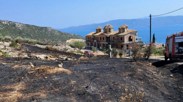 ΑΝΩ ΒΑΘΕΙΑ ΕΥΒΟΙΑΣ: Άρπαξε φωτιά δίπλα στο μοναστήρι (φωτό)