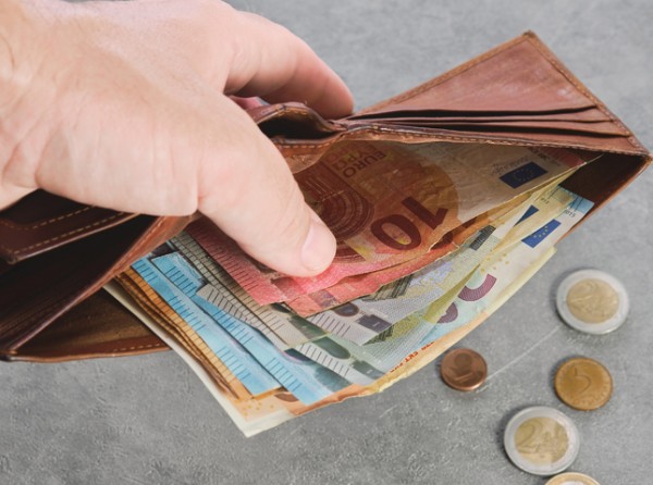 ΟΙΚΟΝΟΜΙΑ: Πόσο ανεβαίνει ο κατώτατος μισθός από την 1η Απριλίου