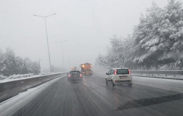 ΚΑΙΡΟΣ: Σε πλήρη εξέλιξη η κακοκαιρία Λέανδρος - Σε ποιες περιοχές της Εύβοιας και της Στερεάς χιονίζει