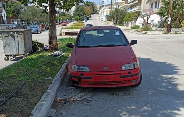 ΧΑΛΚΙΔΑ: Σαραβαλάκια σαπίζουν στην προέκταση της λεωφόρου Βενιζέλου προς Αλωνάκι