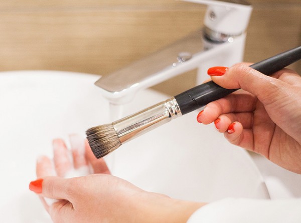 Μ' αυτόν τον τρόπο θα καθαρίσετε σωστά τα πινέλα του μακιγιάζ