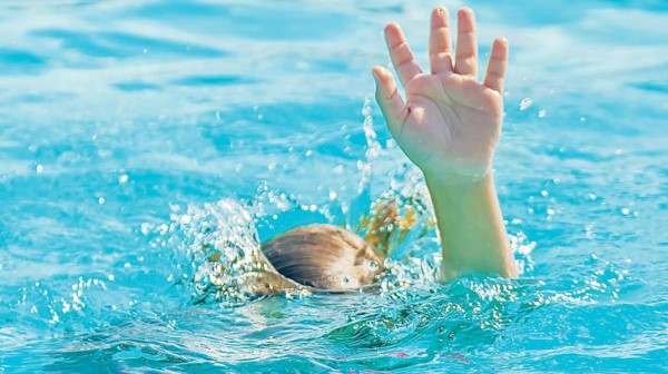 Μάχη να κρατηθεί στη ζωή δίνει το τρίχρονο κοριτσάκι που βρέθηκε χωρίς τις αισθήσεις του στον πάτο της πισίνας (VIDEO)