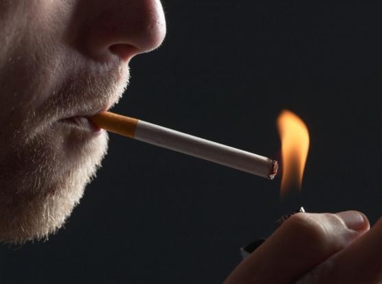 Απαγορεύτηκε παντού το κάπνισμα με πρόστιμο 200 ευρώ στους καπνίζοντες