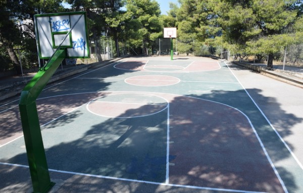 ΑΓΙΟΙ ΑΝΑΡΓΥΡΟΙ ΧΑΛΚΙΔΑΣ: Παρέμβαση του Δήμου σε ανοικτό γήπεδο μπάσκετ