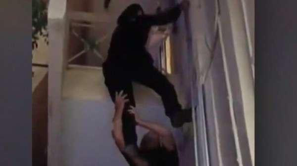 Στον εισαγγελέα 20χρονη που ...ξέχασε στο μπαλκόνι τον 5χρονο αδερφό της - Αστυνομικοί σκαρφάλωσαν για να βρεθούν κοντά του