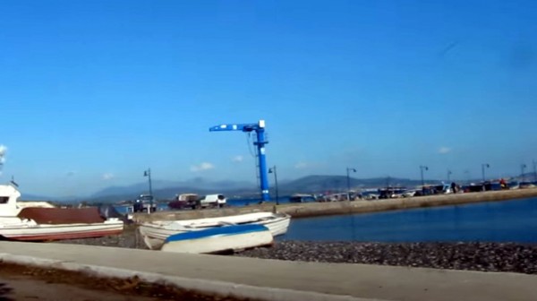 ΒΡΥΣΑΚΙΑ ΠΟΛΙΤΙΚΩΝ: Έβαλε νερά και ημιβυθίστηκε φορτηγό- λάντζα μέσα στο αλιευτικό καταφύγιο