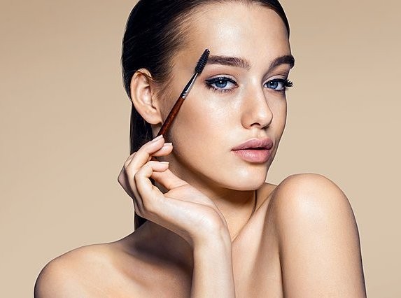 Μείνετε σπίτι και περιποιηθείτε εσείς η ίδια τα φρύδια σας!