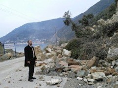 Είδε από κοντά τις κατολισθήσεις και καταθέτει επίκαιρη ερώτηση στη Βουλή