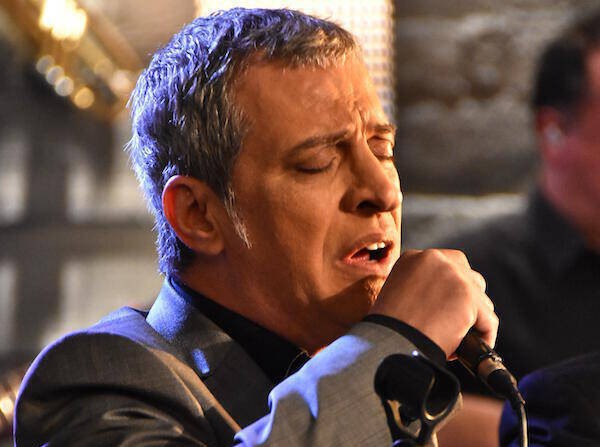 Ο Θέμης Αδαμαντίδης στα Ψαχνά για μια μοναδική εμφάνιση