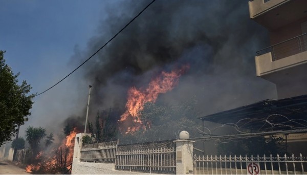 ΦΩΤΙΑ ΑΤΤΙΚΗ: Καίγονται σπίτια σε Κουβαρά και Λαγονήσι