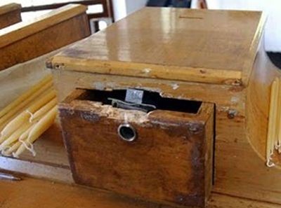 Σήκωσε ολόκληρο το παγκάρι της εκκλησίας!