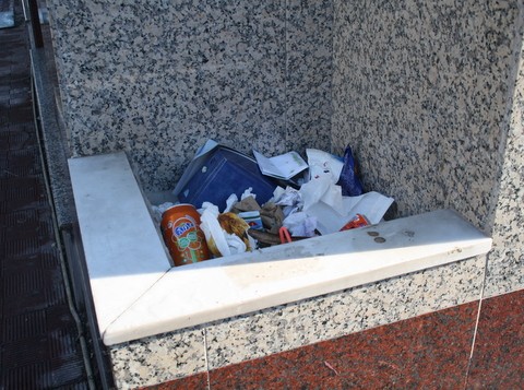 Το πεζούλι έγινε κάδος απορριμάτων