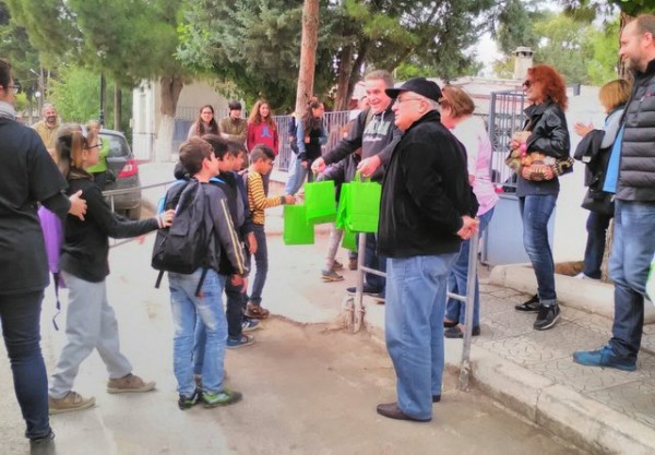 Οι συνδικαλιστές καλωσόρισαν τα προσφυγόπουλα στο σχολείο