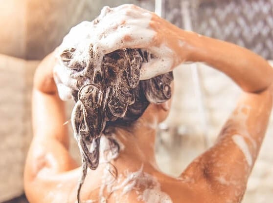 DIY: Τέλος στα θαμπά μαλλιά με το τέλειο detox scrub!