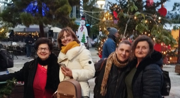 ΡΟΒΙΕΣ: Άναψαν το χριστουγεννιάτικο δέντρο και διασκέδασαν