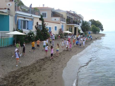 ΑΜΑΡΥΝΘΟΣ-ΕΡΕΤΡΙΑ: Πλημμύρισαν οι παραλίες μαθητές