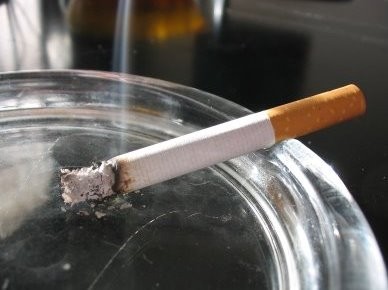 Κάπνιζε μανιωδώς στο Κέντρο Υγείας Ψαχνών