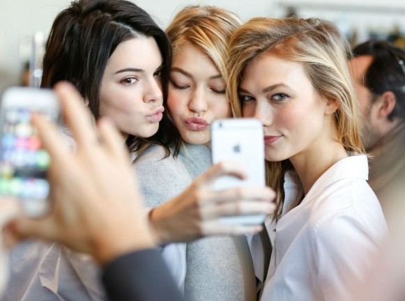 Βγάζεις selfies;