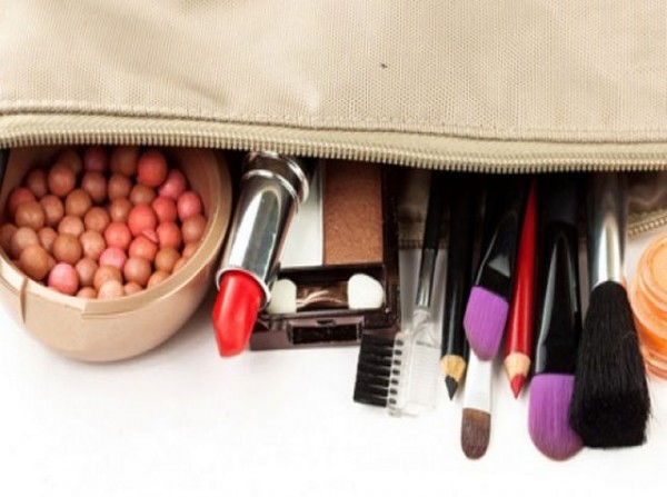 Εσείς πετάτε τα παλιά προϊόντα μακιγιάζ;