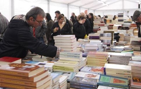 Παζάρι βιβλίου στην Κλαυθμώνος