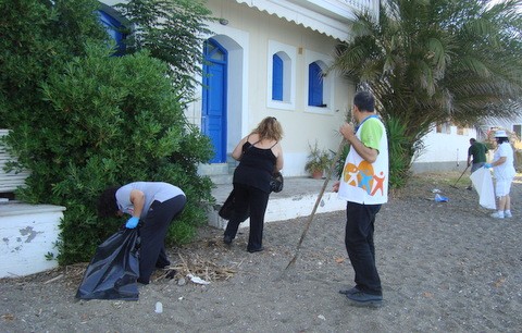 Καθάρισαν τις παραλίες της Αμαρύνθου