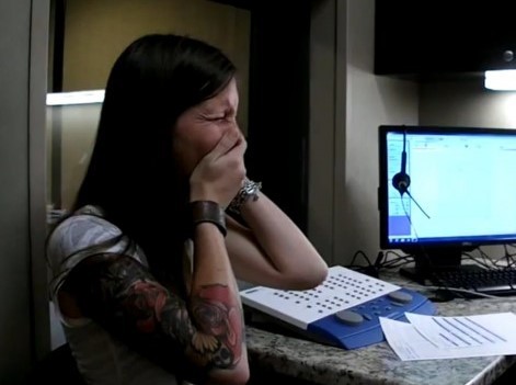 Ακουσε για πρώτη φορά τη φωνή της και ξέσπασε σε λυγμούς (video)