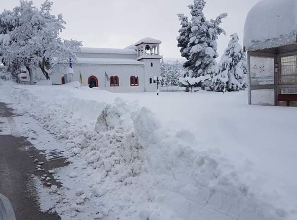 ΘΕΟΛΟΓΟΣ ΔΙΡΦΥΩΝ: Απροσπέλαστος ο δρόμος για την εκκλησία του χωριού