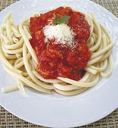 Μπουκατίνι με σάλτσα παϊζάν