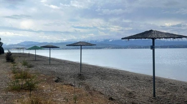 ΜΑΛΑΚΩΝΤΑΣ ΕΡΕΤΡΙΑΣ: Τοποθετήθηκαν ομπρέλες στην παραλία του Αγίου Ανδρέα