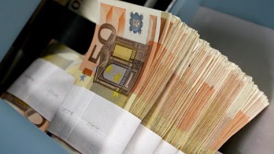 ΑΠΙΣΤΕΥΤΟ: Έκρυβε μια περιουσία σε τενεκέδες και την έκλεψαν