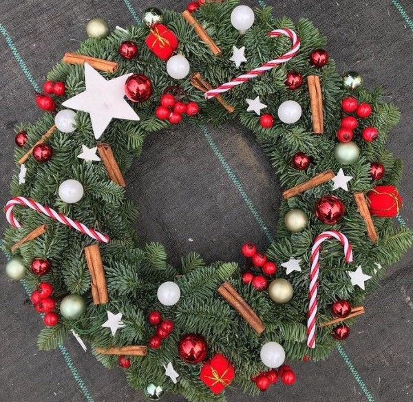 ΔΙΑΓΩΝΙΣΜΟΣ: Κερδίστε το πανέμορφο Χριστουγεννιάτικο στεφάνι για το σπίτι σας