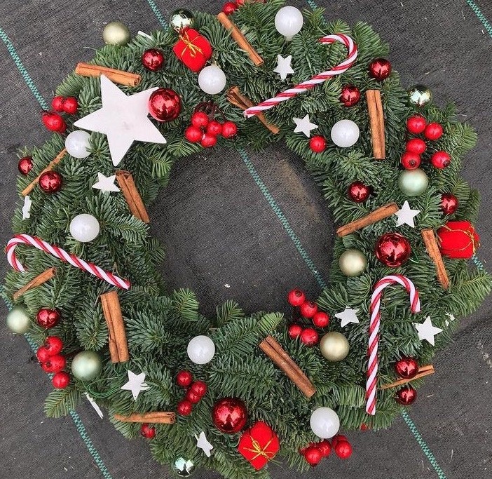 ΔΙΑΓΩΝΙΣΜΟΣ: Κερδίστε το πανέμορφο Χριστουγεννιάτικο στεφάνι για το σπίτι σας