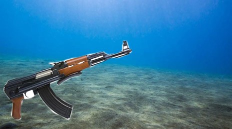 Καλάζνικοφ και χειροβομβίδες στο βυθό της Αγίας Αννας