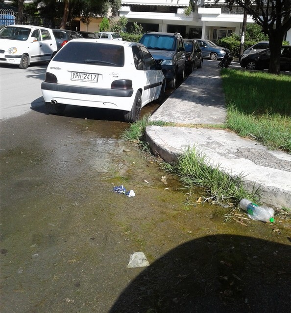 ΧΑΛΚΙΔΑ: Εδώ και ένα μήνα αναβλύζει νερό στην οδό Μπολοβίνενας
