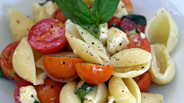 Κοχύλια με ντοματίνια και μοτσαρέλα