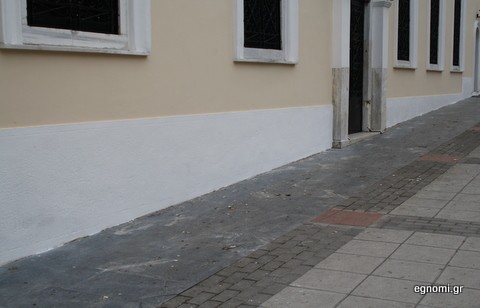 Φρεσκοβαμμένος ο τοίχος της εκκλησίας