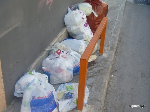 Μετά από αργία η Χαλκίδα πνίγεται στα σκουπίδια