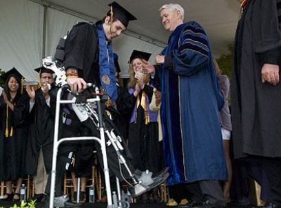 Παράλυτος φοιτητής πήρε όρθιος το πτυχίο του!