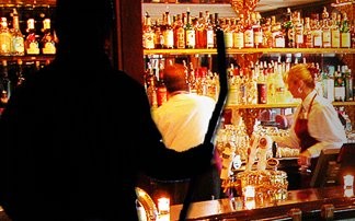 Μπούκαραν και λήστεψαν μπαρ