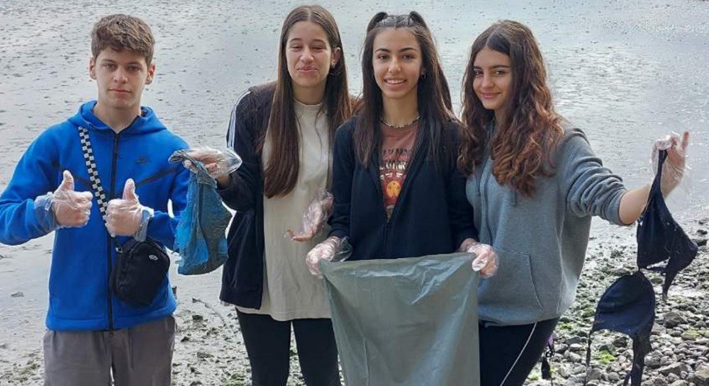 3ο ΓΥΜΝΑΣΙΟ ΧΑΛΚΙΔΑΣ: Μάζεψαν ...απίστευτα σκουπίδια σε δύο γνωστές παραλίες